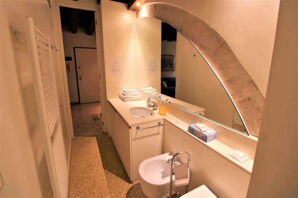 San Marco Charming Apartment With Canal View Венеція Екстер'єр фото