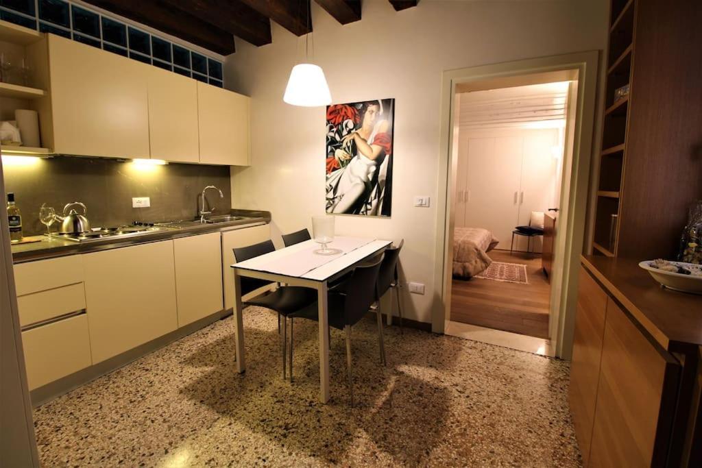 San Marco Charming Apartment With Canal View Венеція Екстер'єр фото